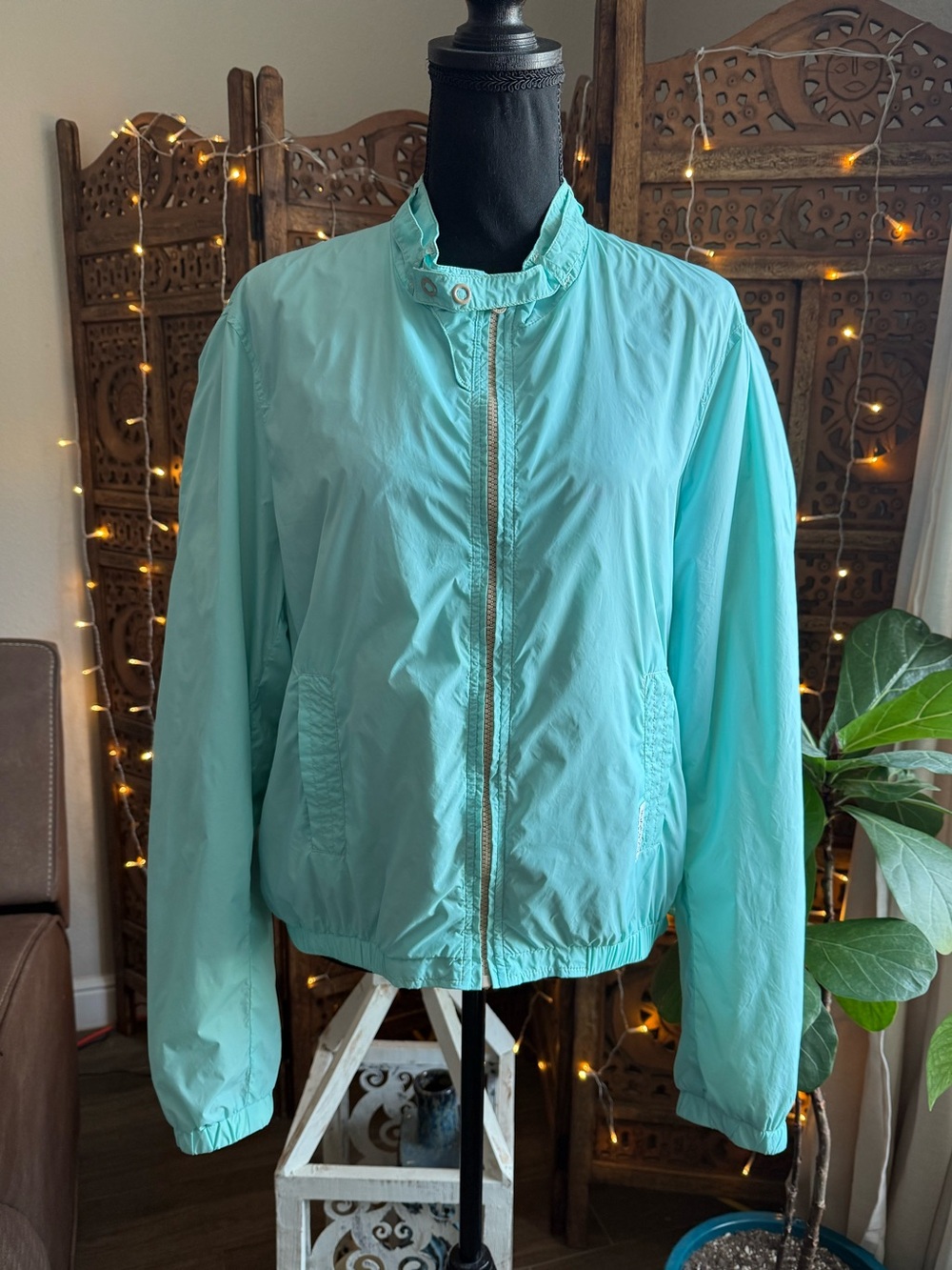 Member’s Only SZ L Light Aqua Green Lightweight Zip Up Jacket Back zip pocket